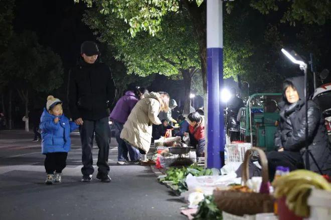 个县城创造罚款收入下降“奇迹”开元棋牌政府大楼旁可以摆摊这(图2)